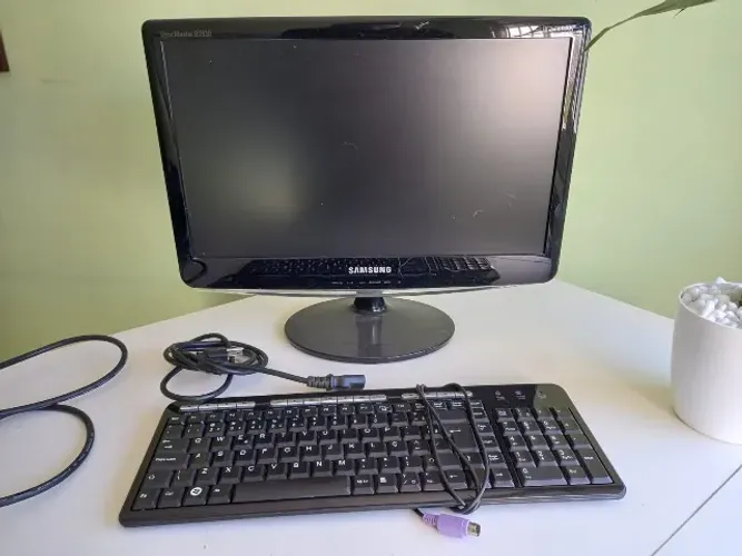 Monitor Samsung 18.5" 60Hz com cabos + Teclado