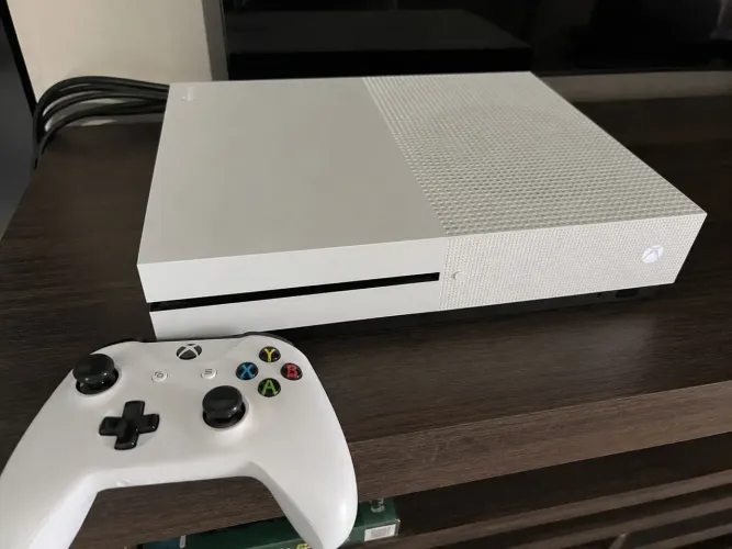 Xbox one S + Controle novo original + Sem defeito algum + acompanha cabos 
