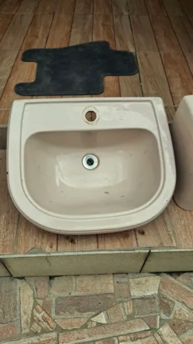Pia/lavatório de banheiro + peça de vaso sanitário