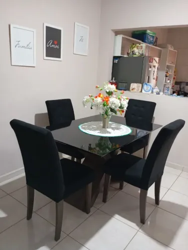 Conjunto de mesa com 4 cadeiras