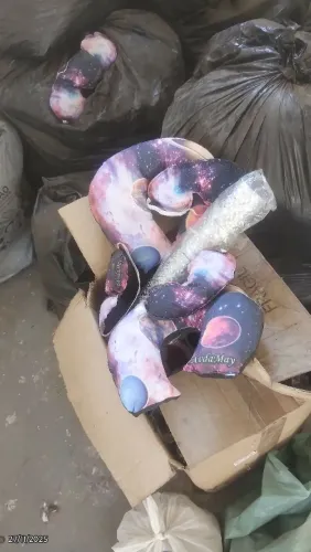 VENDO KIT PARA FESTA (máscara para dormir, travesseiro de pescoço e copos)