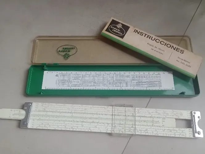 Régua de cálculos Faber Castell Novobiplex 30 com manual e caixa plástica