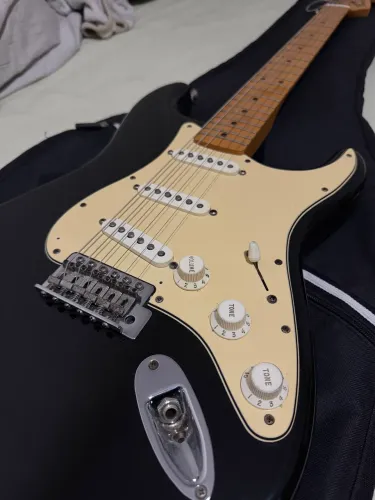 Guitarra Fender Stratocaster Standard
