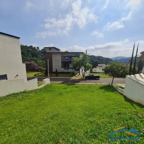 Terreno em aclive 364m² no condomínio Valville 2 - Santana de Parnaíba.