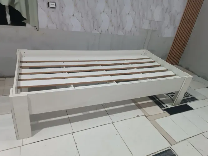 Cama de solteiro em MDF 