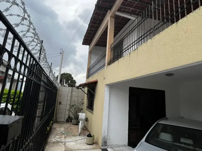 Vende-se Casa Duplex 3/4 Sendo 02 Suites, Piscina no Pajuçara 2 Zona Norte