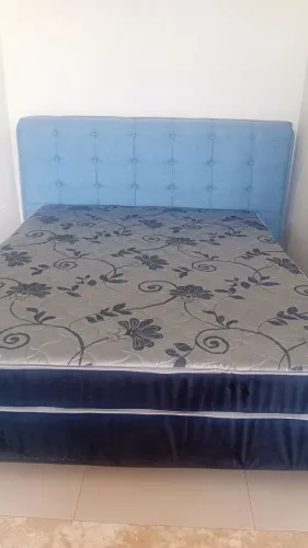 Cama queem com cabeceira molas e macia confortável