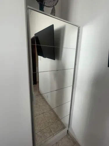 VENDO ARMÁRIO COM ESPELHO 