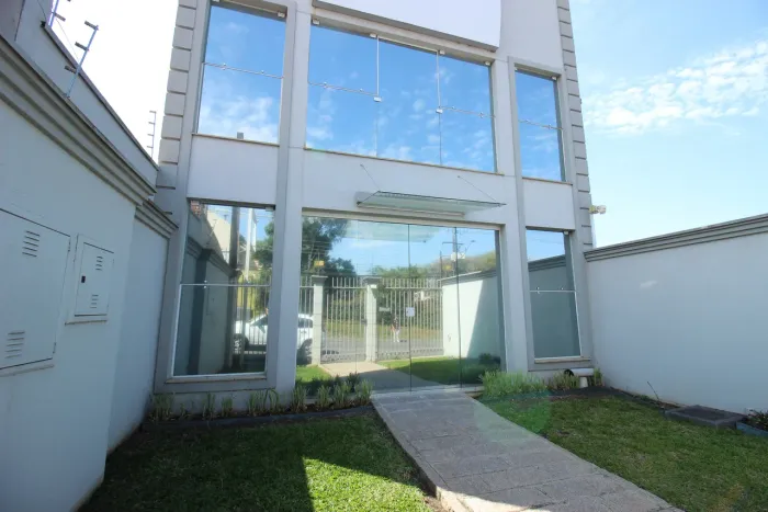 ÓTIMA LOJA/SALA COM TRÊS AMBIENTES, PRONTO PARA LEVAR SEU COMÉRCIO..
