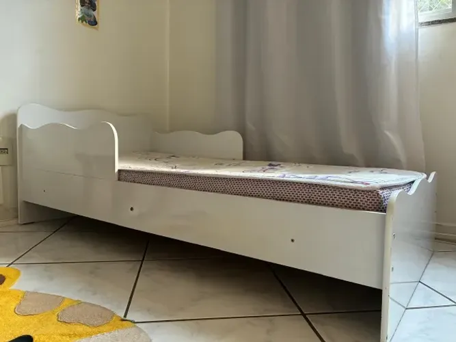 Mini Cama Infantil Branca com Grade de Proteção Lateral - Excelente Estado
