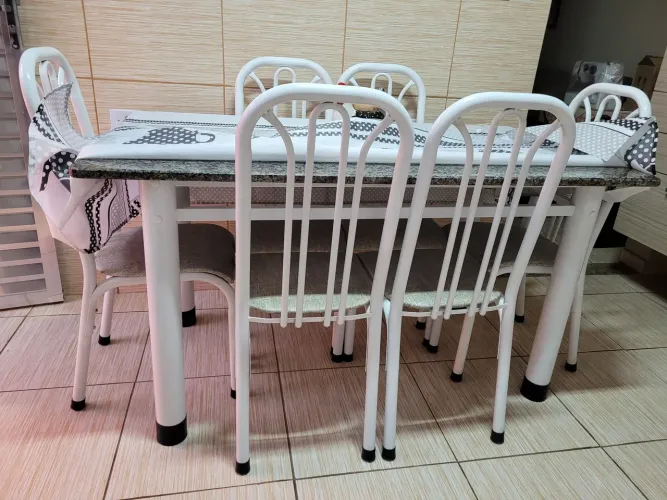 Mesa com 6 cadeiras