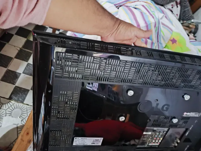 VENDO TV 40 POLEGADAS LG(NAO É SMART MAS COM APARELHO PODE VIRAR)TEM CONTROLE E ESTA FUNCI