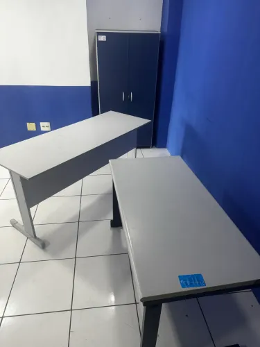 Armário e mesas de escritório
