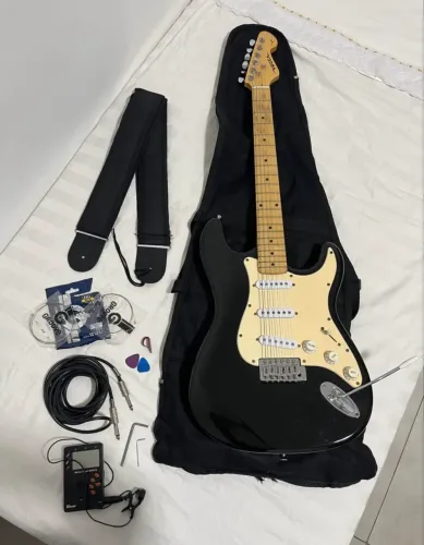 Guitarra Vogga preta Stratocaster completa com todos os acessórios