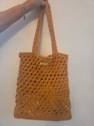 Vendo bolsa de croché Estilo Prada, mesclada amarelo e dourada. Feita a mão - Del Carmen.