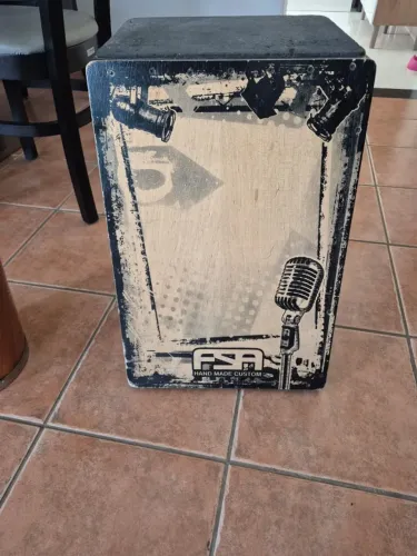 Cajon elétrico, timba e pandeiro.