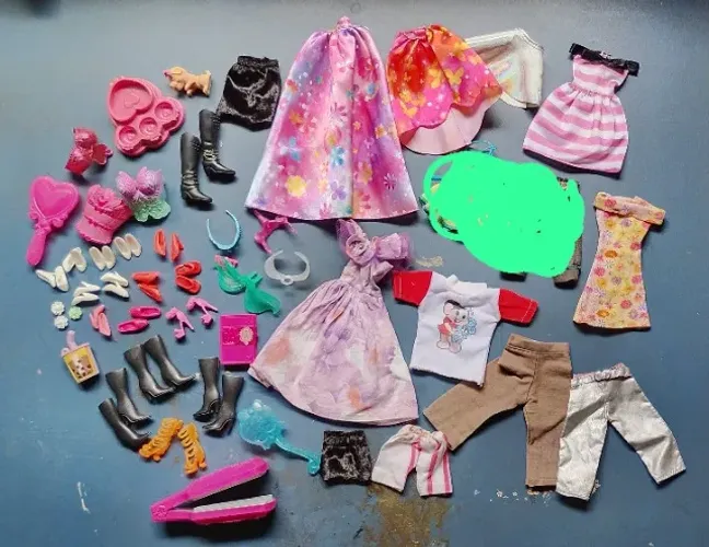 Lote de roupas e acessórios para boneca barbie