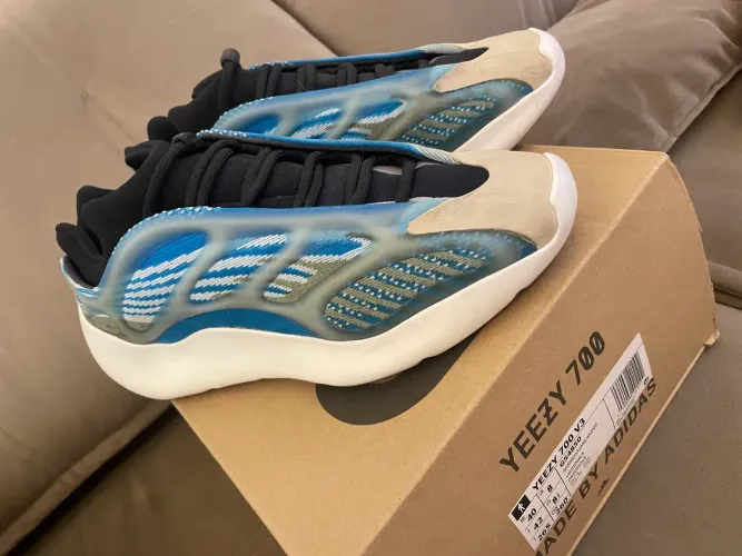Tênis Yeezy 700 v3
