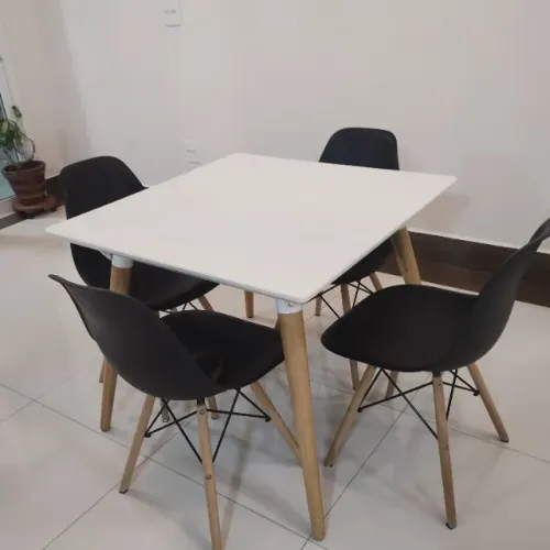 Mesa de jantar quadrada com tampo em vidro 