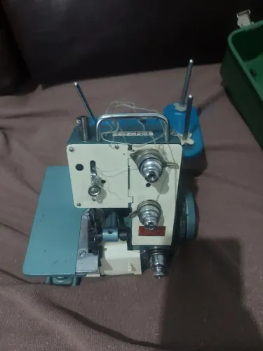 Maquina orverlock 