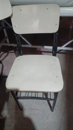 Cadeiras escolares tradicionais, com pés de ferro.