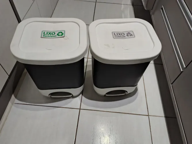 02 CESTOS DE LIXO 24 LITROS