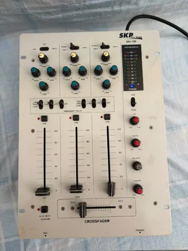 Mixer DJ Compacto SKP Pro Audio SM-135 (3 Canais) - No Estado