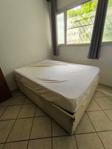 Colchão casal Ortobom molas ensacadas com protetor e roupa de cama