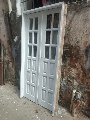 Porta, madeira de lei coisa boa,,  medidas 01: metro de largura por 2:00 na altura.