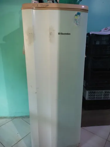Vende-se uma geladeira Electrolux branca pintura boa bem conservada mais esta sem