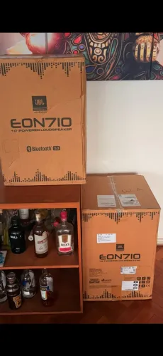 KIT PROFISSIONAL JBL EON710 - 2 CAIXAS + 2 TRIPÉS + CABOS