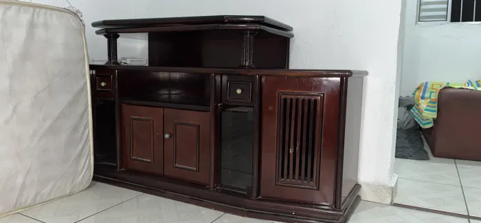 Rack de TV em madeira maciça estilo clássico - muito resistente