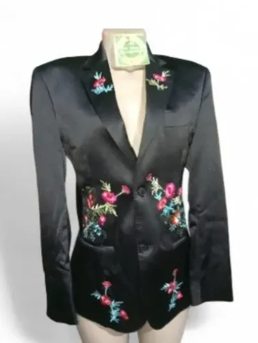 Blaizer feminino de cetim ,tam ( M ) N*38 cor preto ótimo caimento bordado peça exclusiva,