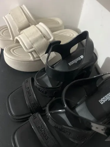 Vendo Melissas seminovas 