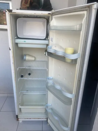Geladeira funcionando tudo gela bastante *