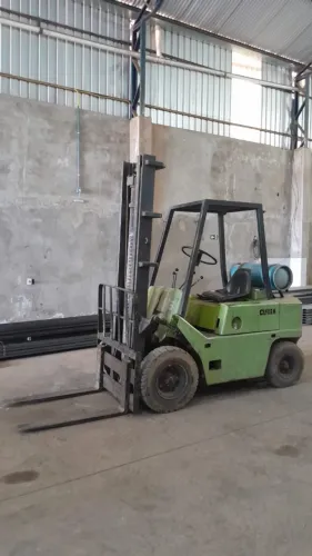 Vende-se empilhadeira CLARK para 2500kg a gas