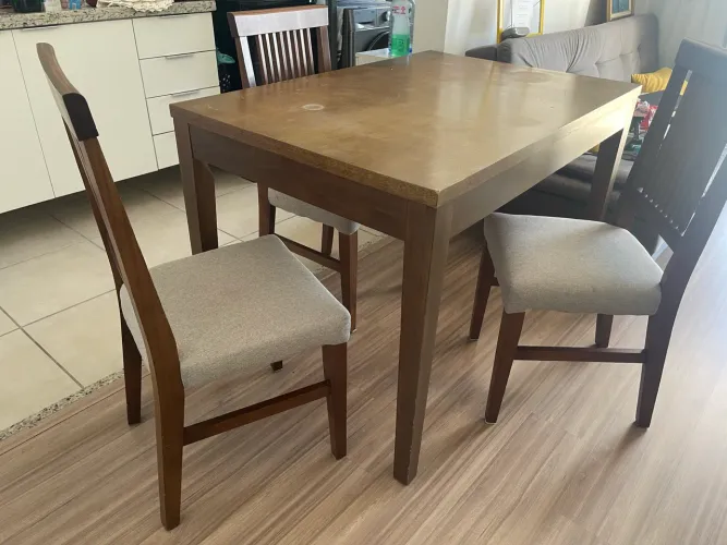Mesa com 4 cadeiras e aparador 