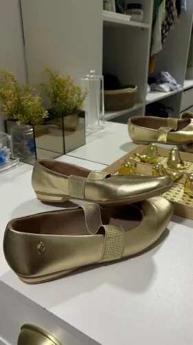 Sapatilha dourada usaflex 