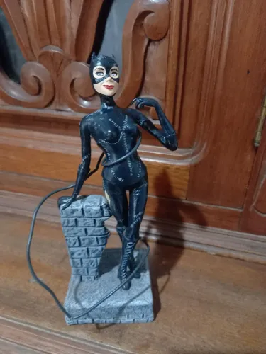 Escultura artesanal Mulher-Gato DE BISCUIT
