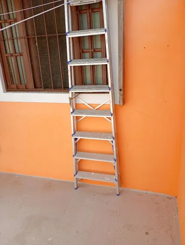 Escada de alumínio grande