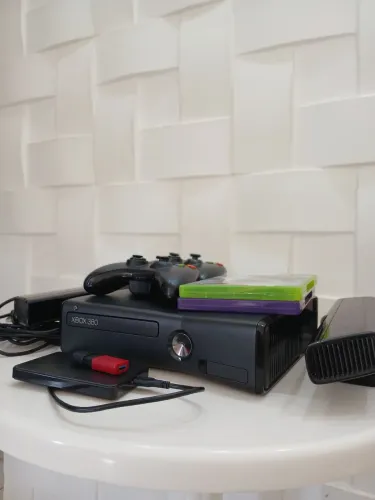 Xbox 360 Slim Desbloqueado 2 Kinect 2 Controles HD 500GB Jogos Estado de Novo
