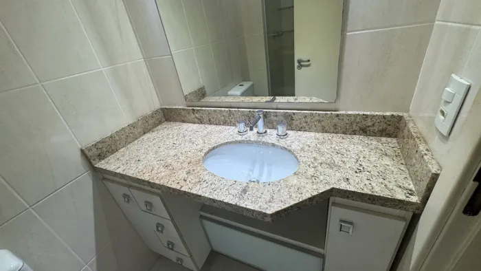 Tampo de granito com cuba de louça