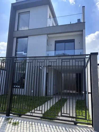 VENDE-SE TRIPLEX EM CONDOMINIO FECHADO