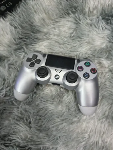 Controle Ps4 Prateado Original funcionando perfeitamente leia a descrição 