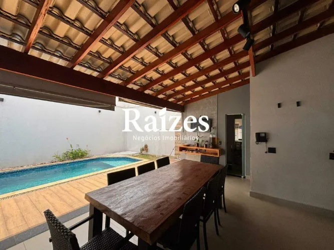 Casa residencial 3 suítes em Uberlândia no Jardim Karaíba com varanda gourmet e 2 vagas
