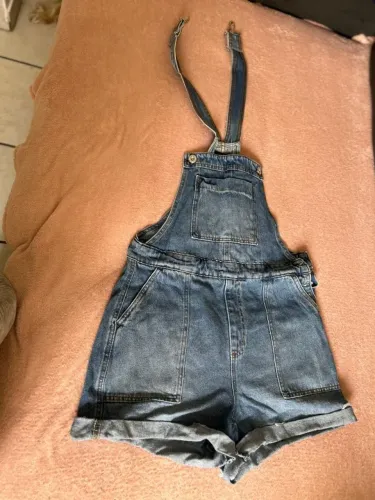 Jardineira Jeans Curta Feminina Lavagem Média