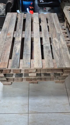Pallets seminovos medida 1mt por 1.30, madeira eucalipto, entregamos.