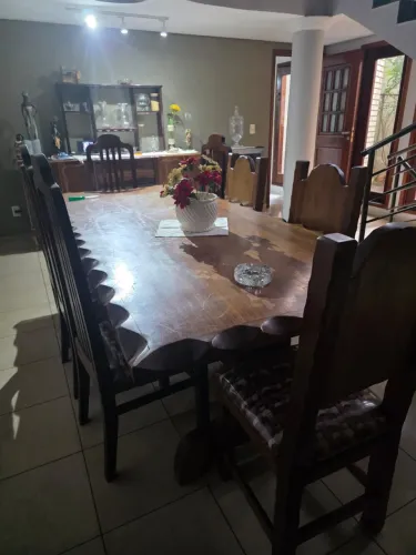 Mesa de madeira com 10 cadeiras 