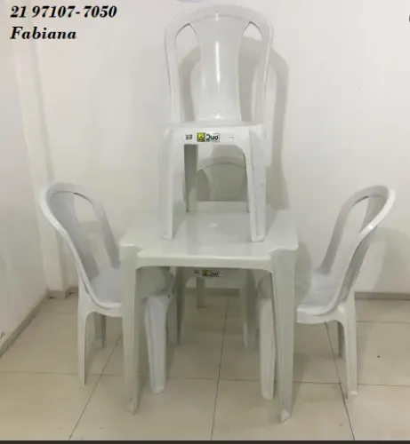 Mesa com cadeiras de plastico