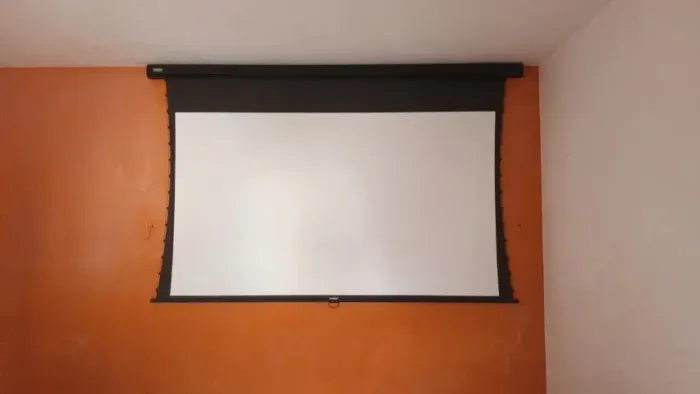 Tensionada hein! Tela de Projeção retrátil tensionada 106 polegadas. Futury Vision.